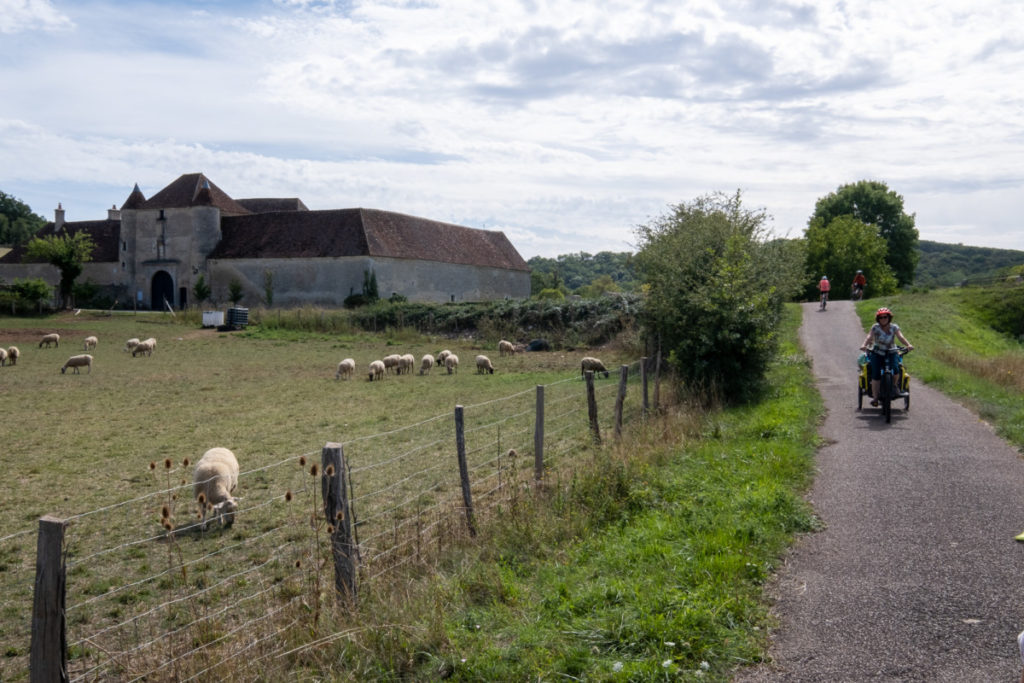 Chateau de Faulin le long du canal du Nivernais