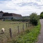 Chateau de Faulin le long du canal du Nivernais