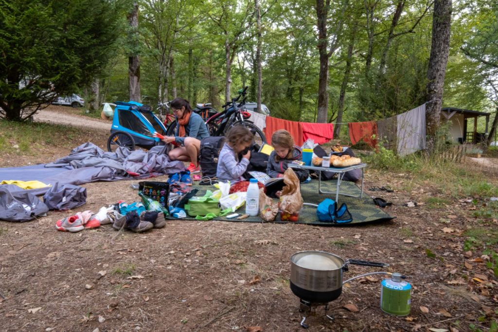 Popote et autres accessoires pour camper en voyage à vélo