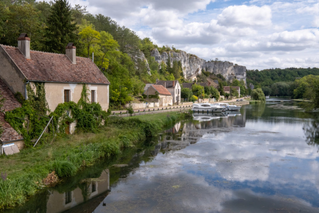 En bas des rochers de Saussois sur le canal du Nivernais à vélo