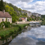 En bas des rochers de Saussois sur le canal du Nivernais à vélo