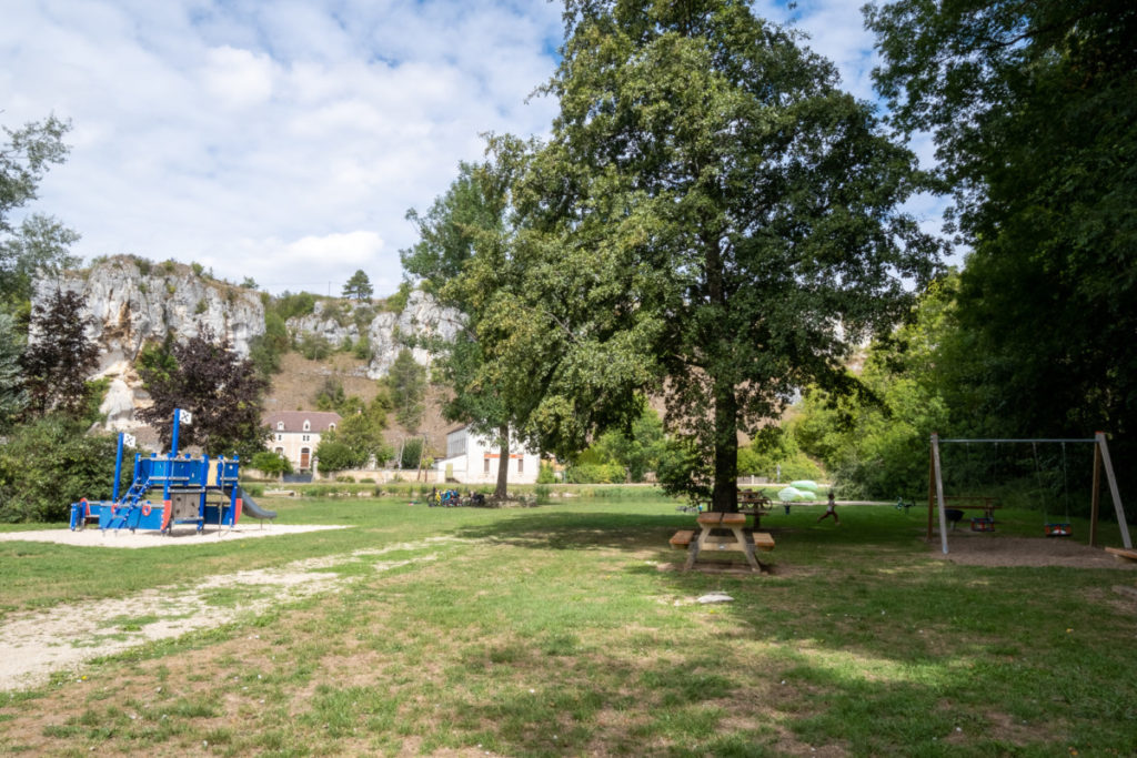 Fantastique esplanade de jeux à Merry-sur-Yonne en face des rochers du Saussois