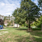 Fantastique esplanade de jeux à Merry-sur-Yonne en face des rochers du Saussois