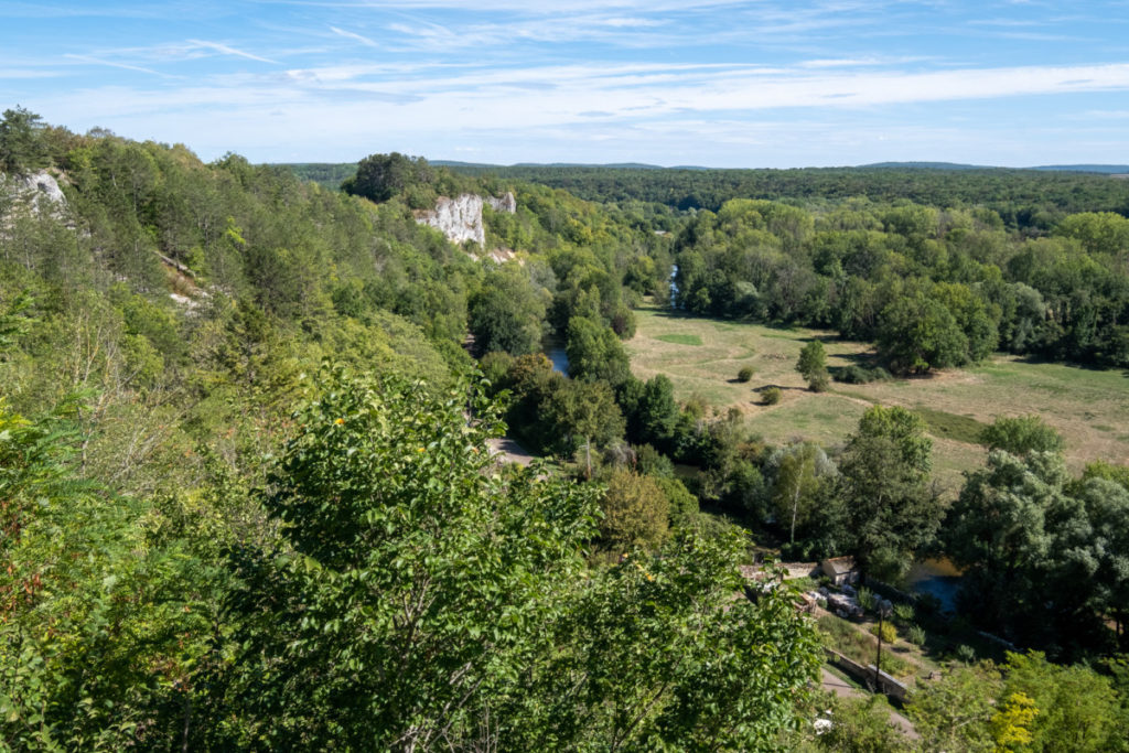 Panorama sur le Morvan en haut de Mailly-le-château le long du canal du Nivernais