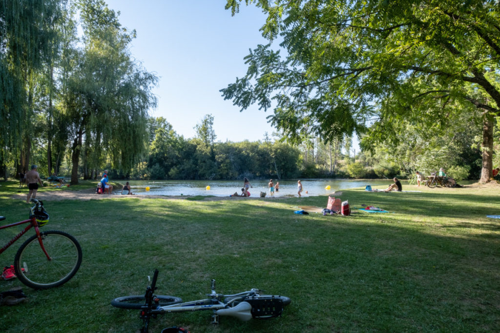 Plage au bord de l'Yonne à Mailly-la-ville