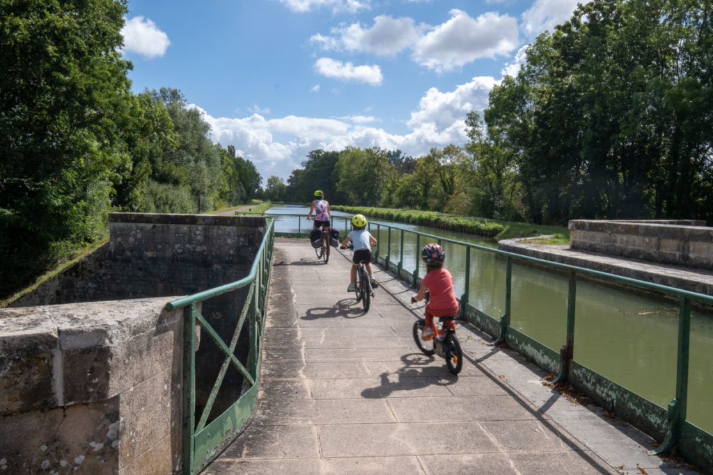 En famille sur le canal du Nivernais à vélo