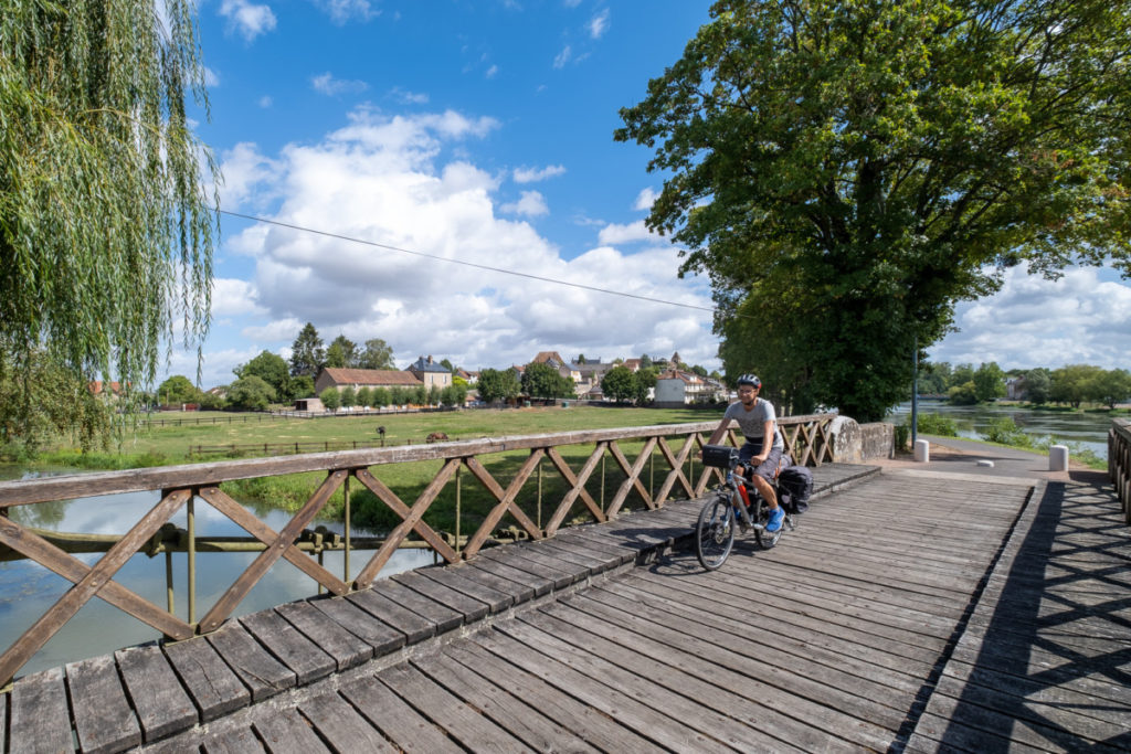 Cercy la tour au bord du canal