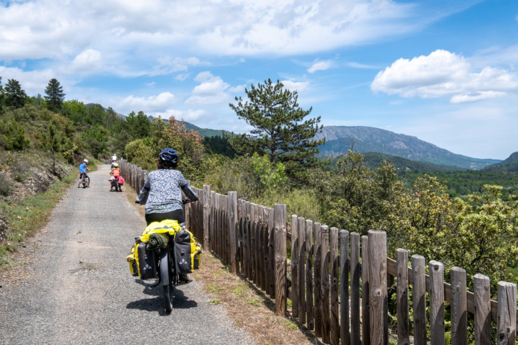 De l'autre côté du col de la Fénille s'ouvre devant nous le massif du Caroux