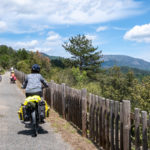 De l'autre côté du col de la Fénille s'ouvre devant nous le massif du Caroux