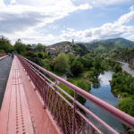 Surprenant pont métallique au dessus du Taur et son panorama sur Olargues