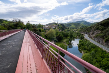 Surprenant pont métallique au dessus du Taur et son panorama sur Olargues