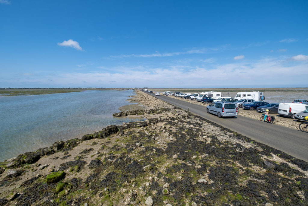 Passage du Gois à vélo entre les voitures