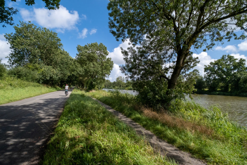 Pédaler le long du paisible canal de la Martinière dans l'estuaire de la Loire