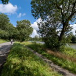 Pédaler le long du paisible canal de la Martinière dans l'estuaire de la Loire