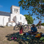 A l'ombre sur la place de l'église de St-Sauveur