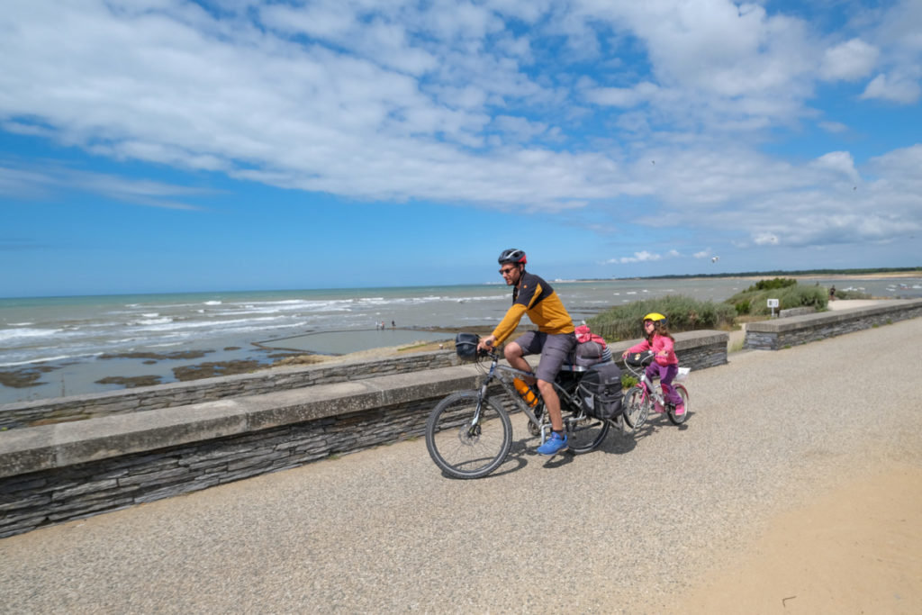 En voyage à vélo avec de jeunes enfants à l'aide du Follow-me