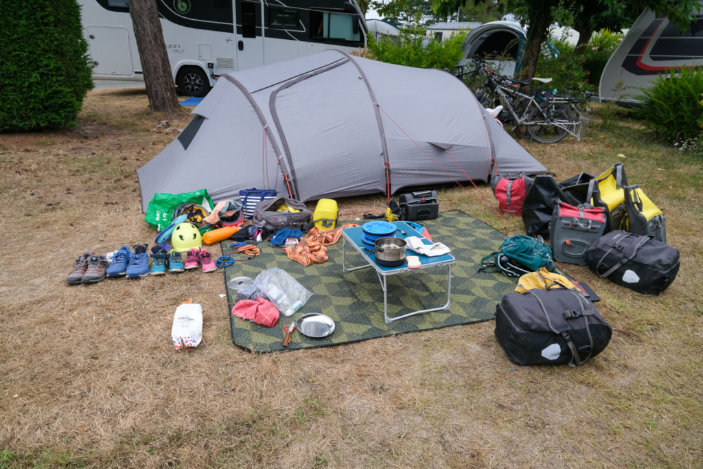 Nos bagages dépliés en voyage à vélo en famille