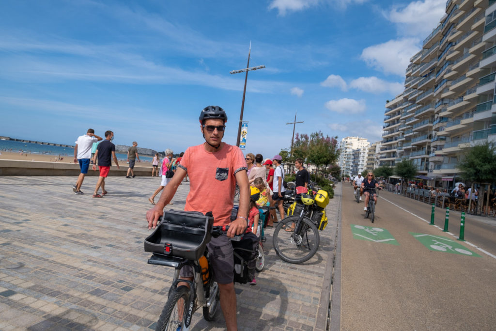 La Vélodyssée sur le remblai le long de la Grande Plage des Sables-d'Olonne