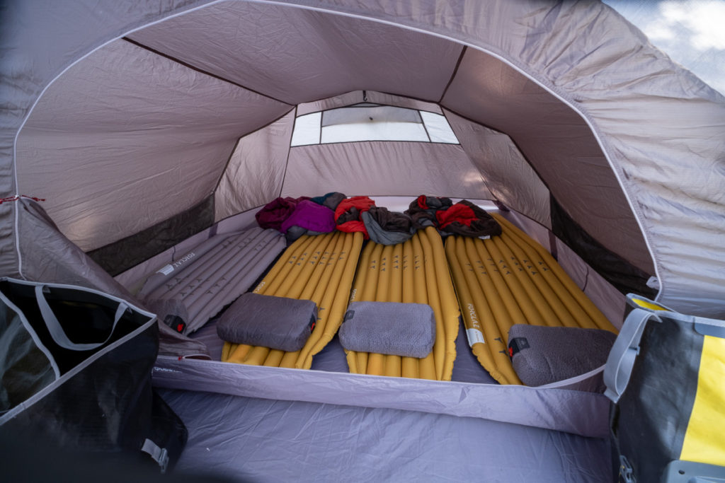 Installation pour 4 dans la tente de trekking en voyage à vélo