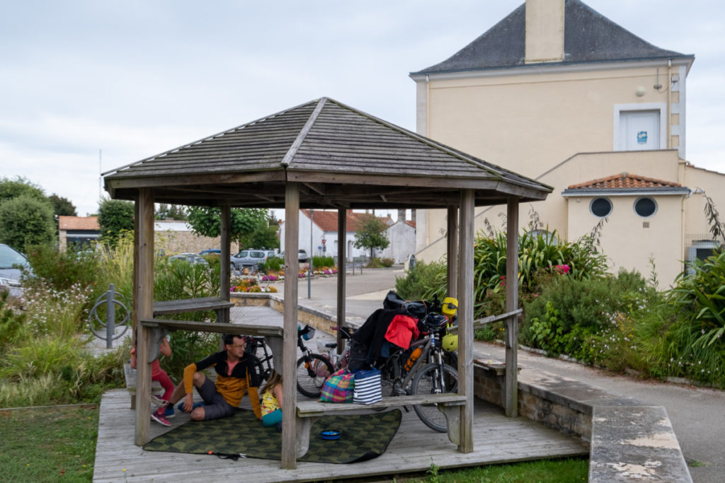 A l'abris lors d'une averse à Jard-sur-Mer