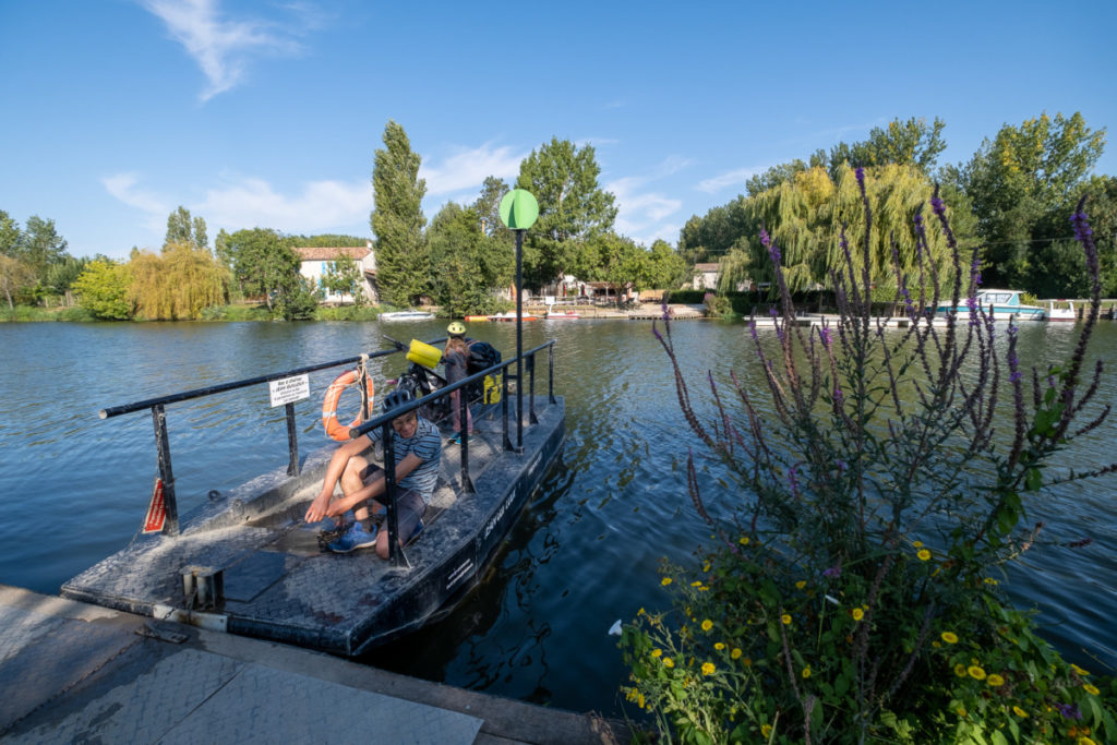 Traversée de la Sèvre Niortaise en bac à chaines avec nos vélos