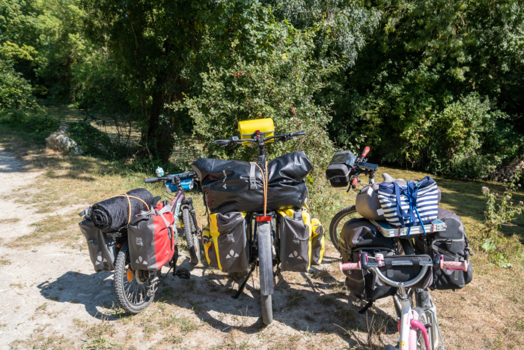 Vélos chargés pour une itinérance en famille sur la Vélodyssée