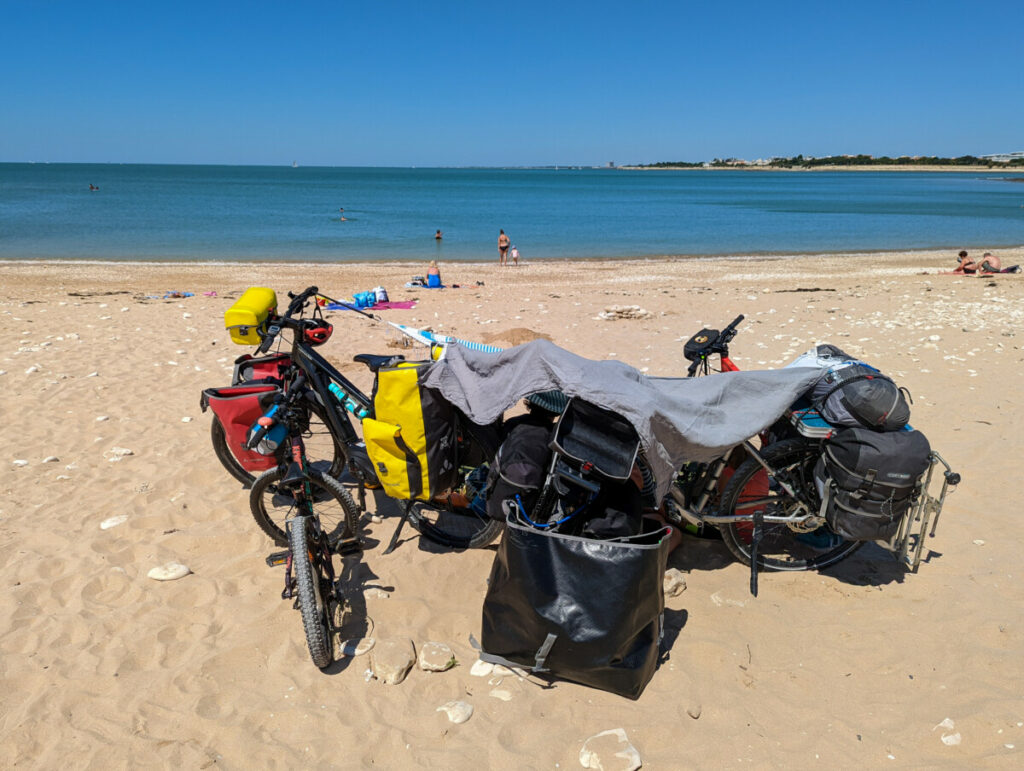 Système D quand on ne trouve pas d'ombre pour pique-niquer 