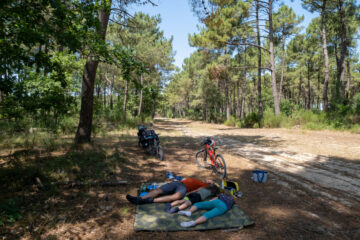 Sieste à l'ombre d'une forêt de pin sur la Vélodyssée