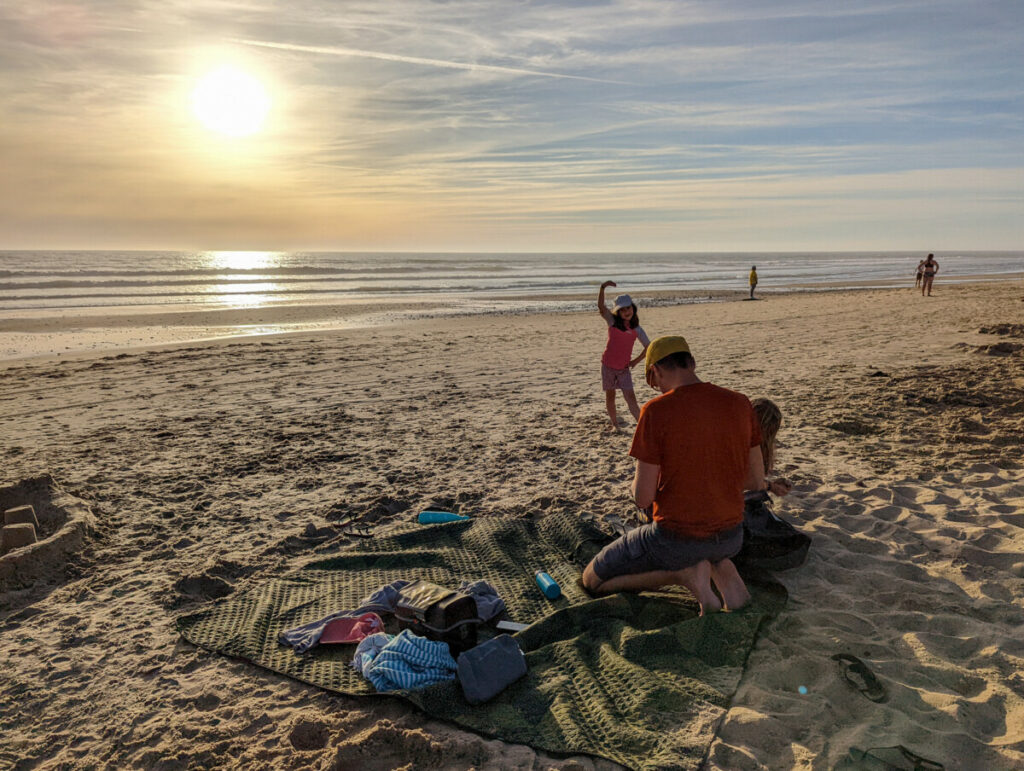 Plage au coucher du soleil pour profiter de l'air frais marin 