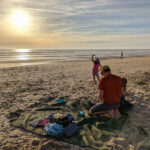 Plage au coucher du soleil pour profiter de l'air frais marin