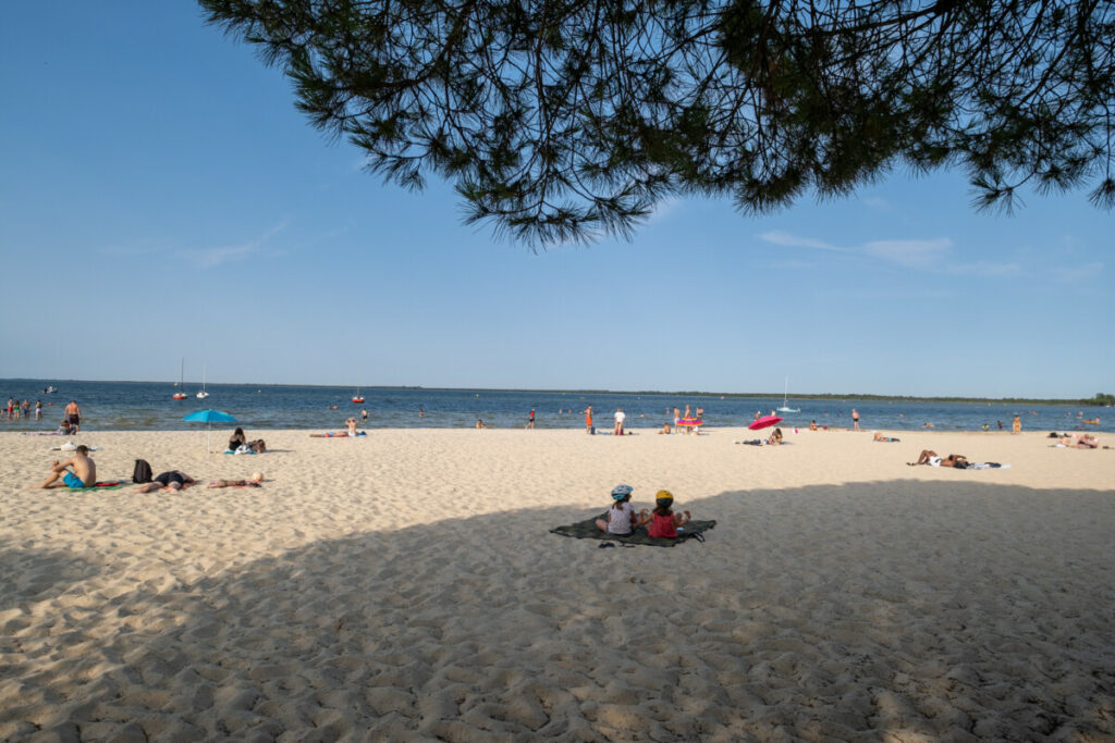 De l'ombre une plage : un spot idéal pour faire une pause en voyage à vélo 