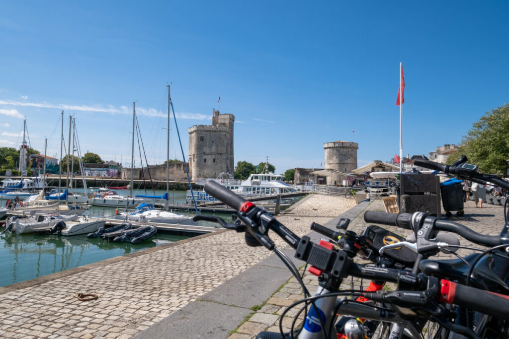 Sur le vieux port de La Rochelle à vélo