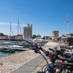 Sur le vieux port de La Rochelle à vélo