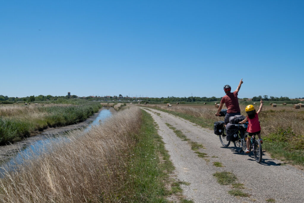Voyage à vélo en famille et complicité joyeuse sur la Vélodyssée avec le Follow-Me