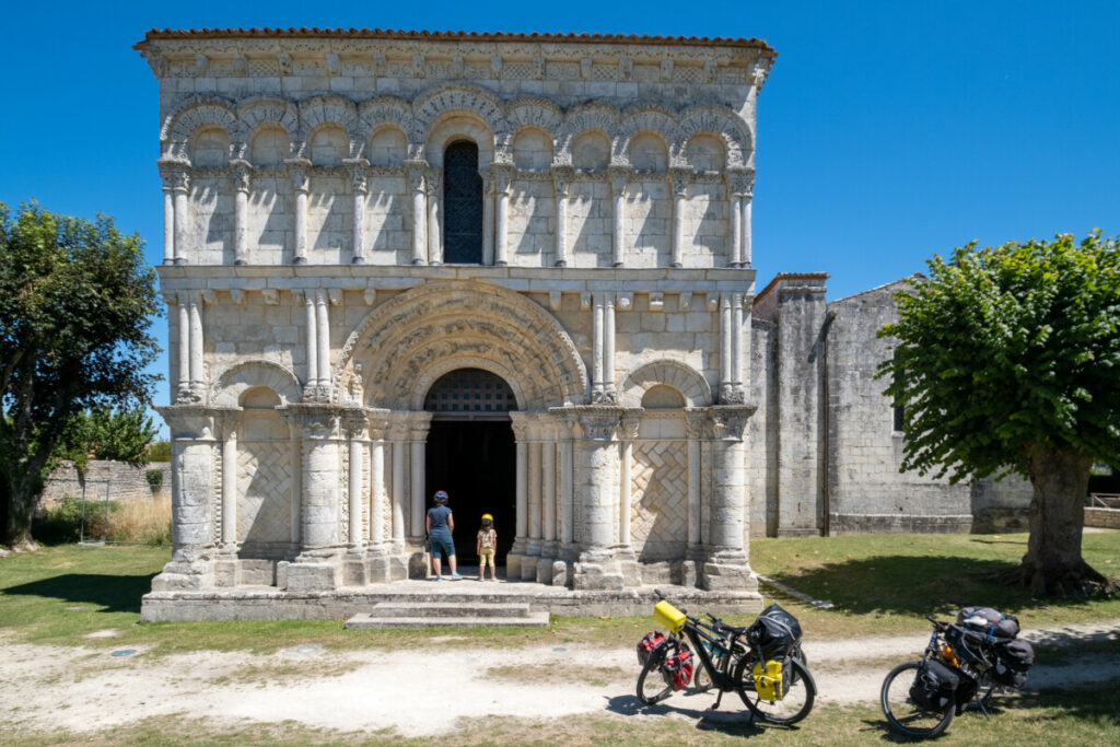 Pépites de l'art roman lors d'une étape sur les terres de la Saintonge entre Rochefort et Marennes : l'église d'Echillais