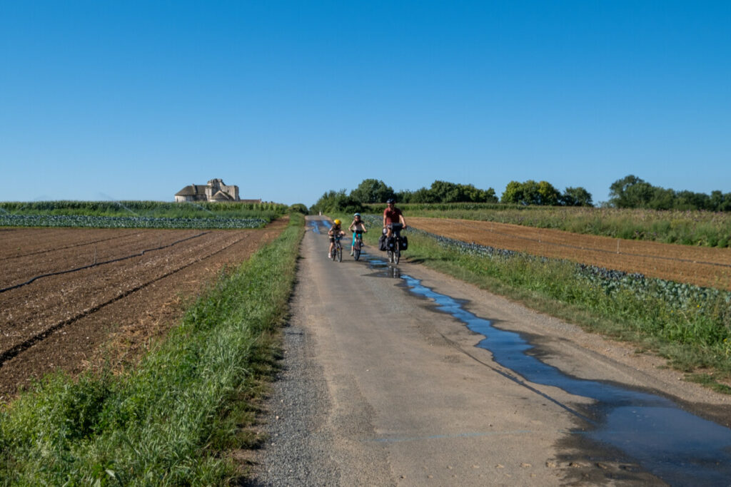 Petit détour vers l'Abbaye de Trizay en voyage à vélo en famille sur la Vélodyssée