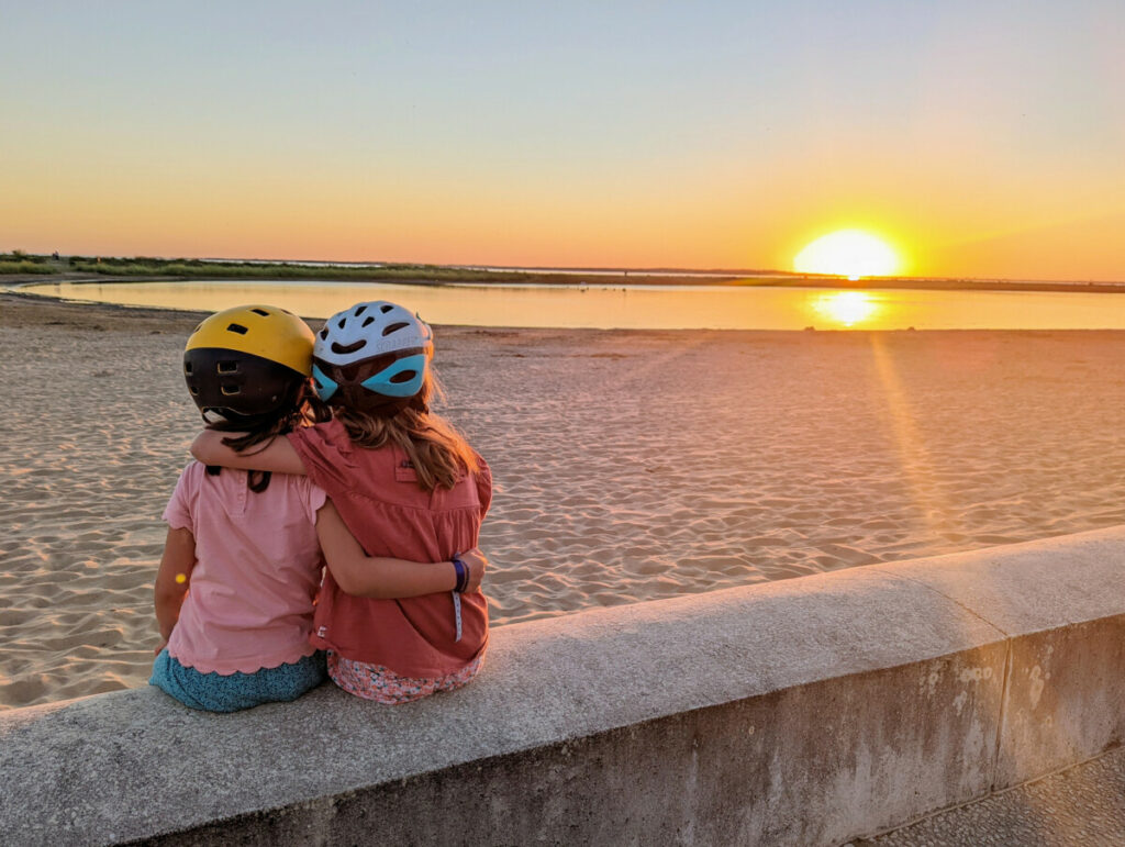 Coucher de soleil sur la Vélodyssée en voyage à vélo en famille