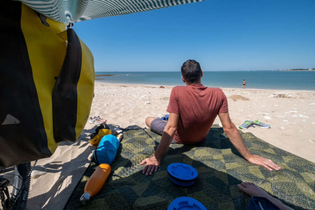 Se faire un abris à l'ombre pour la pause pique-nique sur la plage