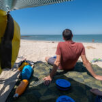 Se faire un abris à l'ombre pour la pause pique-nique sur la plage