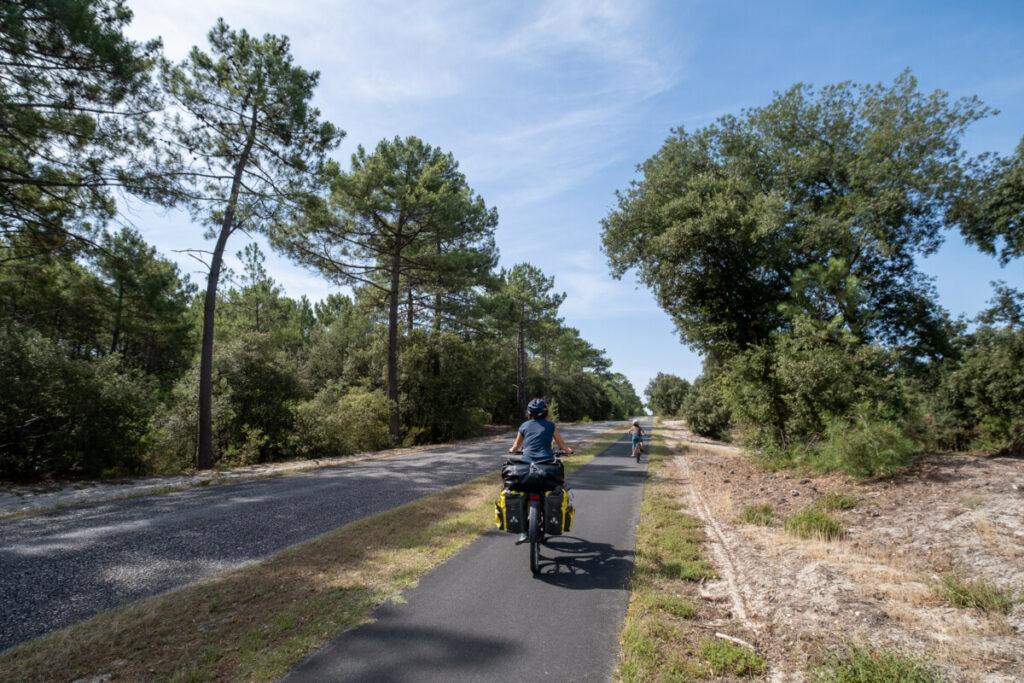 Les grandes lignes droites de la Vélodyssée en approchant les Landes