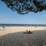 A l'ombre sur la plage, au bord du lac d'Hourtin-Carcans