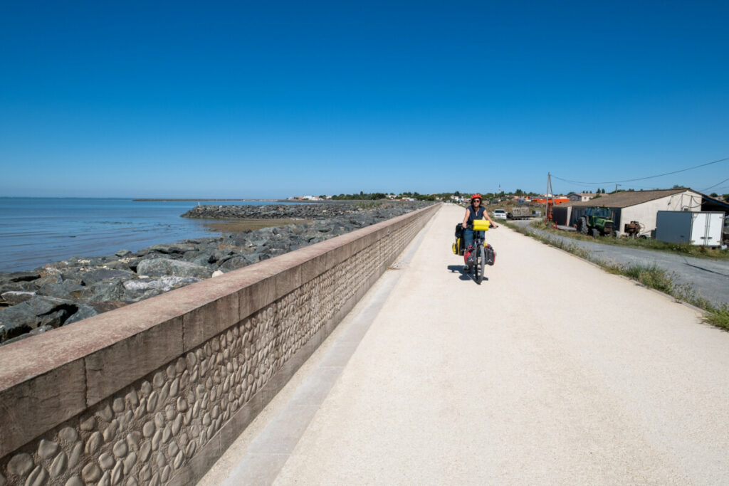 Sur la Vélodyssée au bord des parcs ostréicoles de la Charente-Maritime