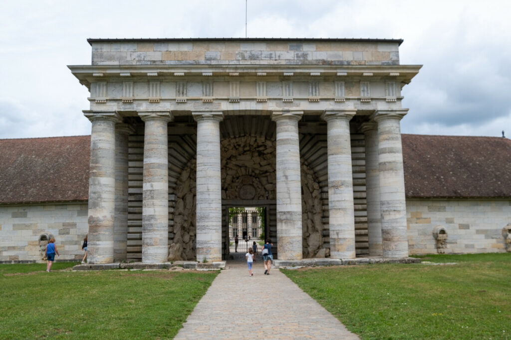 L'entrée imposante des Salines royales d'Arc-et-Senans, inscrites au patrimoine mondial de l'Unesco
