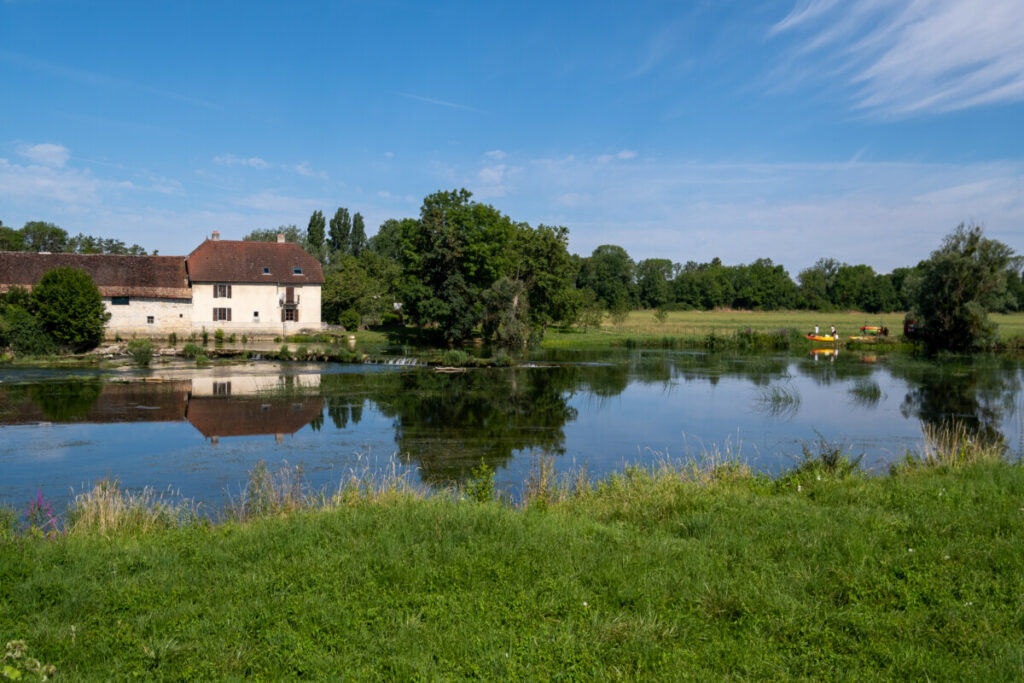 Au bord de la Loue en voyage à vélo dans le Jura