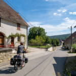Fermes et maisons de vignerons sur le Tour du Jura à vélo