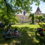 Pause à l'ombre dans le jardin de l'église d'Aiglepierre en voyage à vélo dans le Jura
