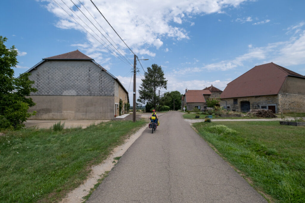 Maisons typiques jurassiennes sur le Tour du Jura à vélo