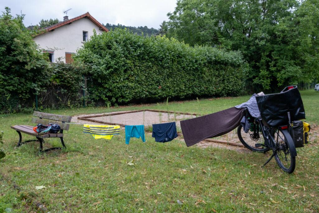 Rangement du campement après une nuit orageuse en voyage à vélo