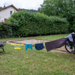 Rangement du campement après une nuit orageuse en voyage à vélo