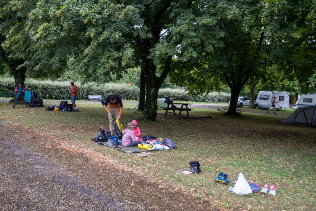 Rangement du campement après une nuit orageuse en voyage à vélo